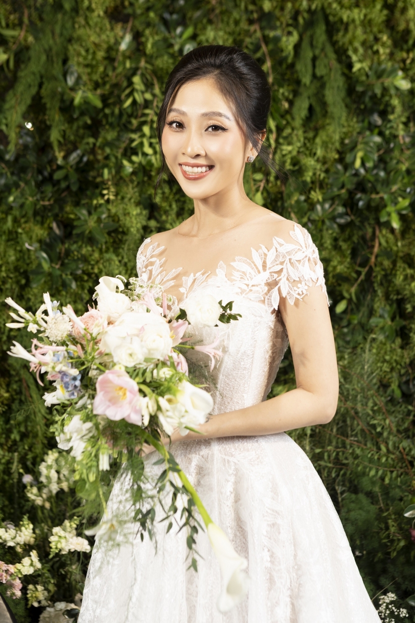 Mỗi bộ cánh, cô nàng đều lựa chọn những thiết kế hoa cưới phù. Được biết Liêu Hà Trinh đã thay ba váy cưới Mỗi bộ cánh, cô nàng đều lựa chọn những thiết kế hoa cưới phù. Được biết Liêu Hà Trinh đã thay ba váy cưới
