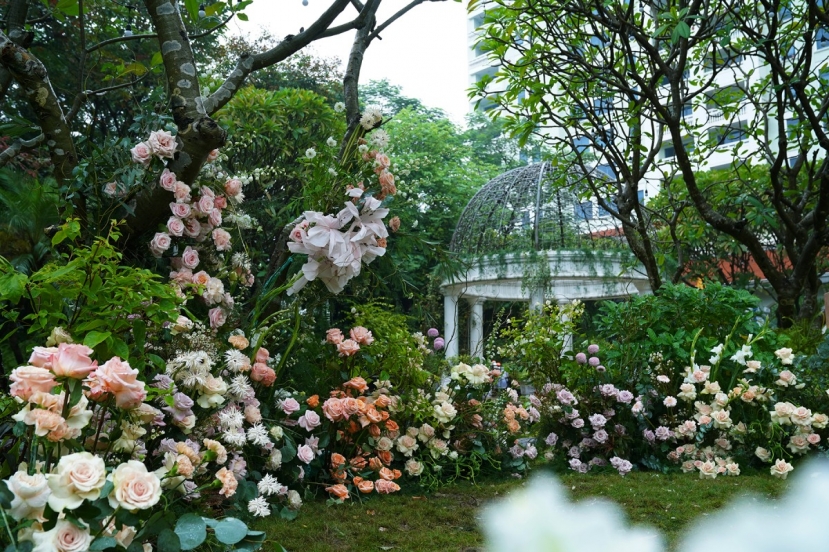 Bình An - Phương Nga còn chi mạnh tay để 'ướp' không gian đám cưới ngập tràn trong sắc hoa Bình An - Phương Nga còn chi mạnh tay để 'ướp' không gian đám cưới ngập tràn trong sắc hoa