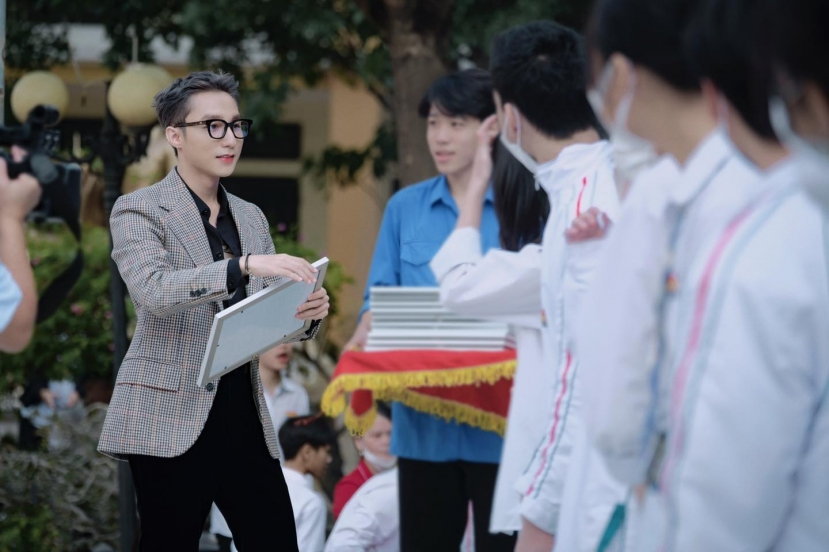 Sơn Tùng M-TP bất ngờ tham gia buổi chào cờ của trường cũ. Ảnh: FBNV Sơn Tùng M-TP bất ngờ tham gia buổi chào cờ của trường cũ. Ảnh: FBNV