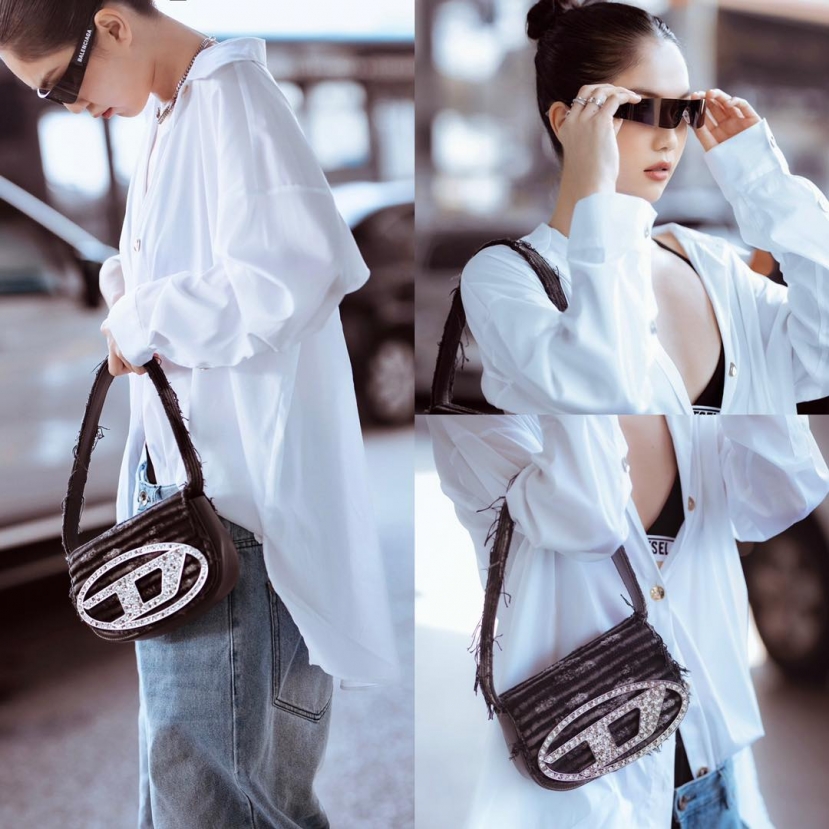 Người đẹp diện sơ mi trắng dáng rộng, chỉ cài 1 khuy, hờ hững ba vòng gây nhức nhối Người đẹp diện sơ mi trắng dáng rộng, chỉ cài 1 khuy, hờ hững ba vòng gây nhức nhối
