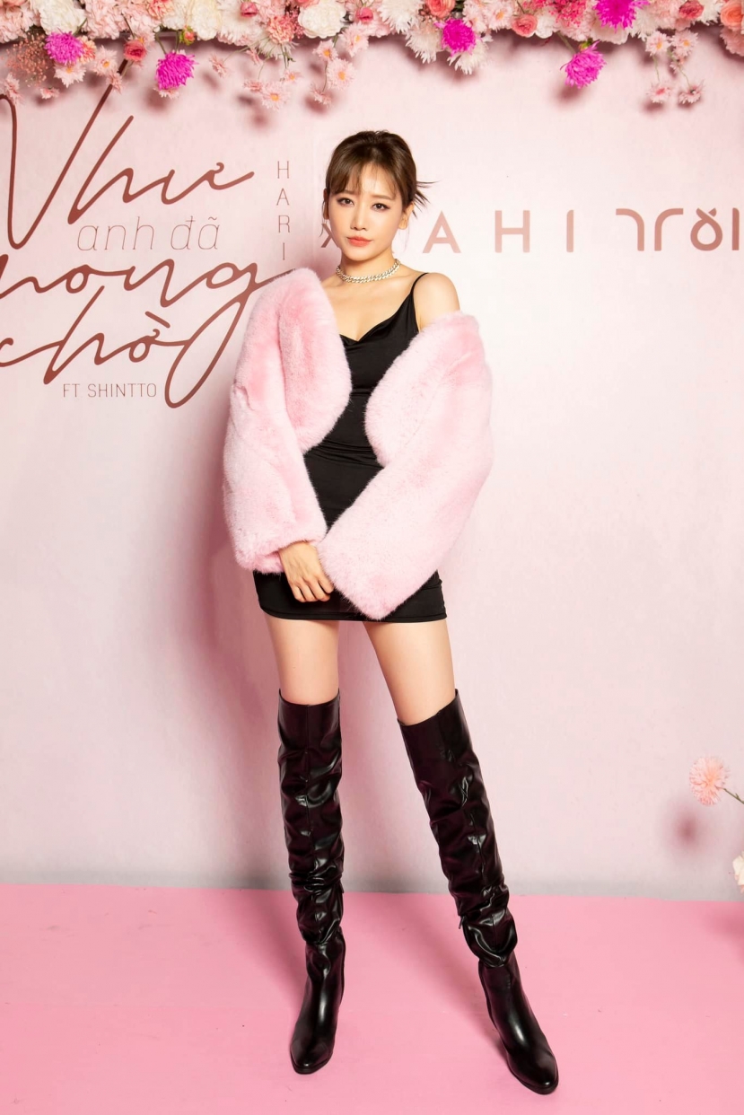 Nữ ca sĩ gây ấn tượng bởi tạo hình nhẹ nhàng nhưng không kém phần sang trọng Nữ ca sĩ gây ấn tượng bởi tạo hình nhẹ nhàng nhưng không kém phần sang trọng