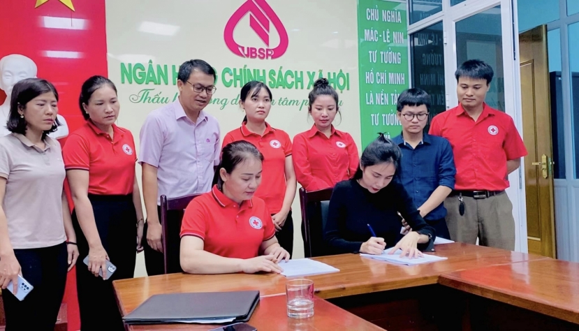 Thủy Tiên cùng đoàn công tác Hội Chữ Thập Đỏ Việt Nam thực hiện chuyến tặng quà giúp đỡ bà con vùng lũ Nghệ An và Hà Tĩnh trong đợt bão vừa qua Thủy Tiên cùng đoàn công tác Hội Chữ Thập Đỏ Việt Nam thực hiện chuyến tặng quà giúp đỡ bà con vùng lũ Nghệ An và Hà Tĩnh trong đợt bão vừa qua