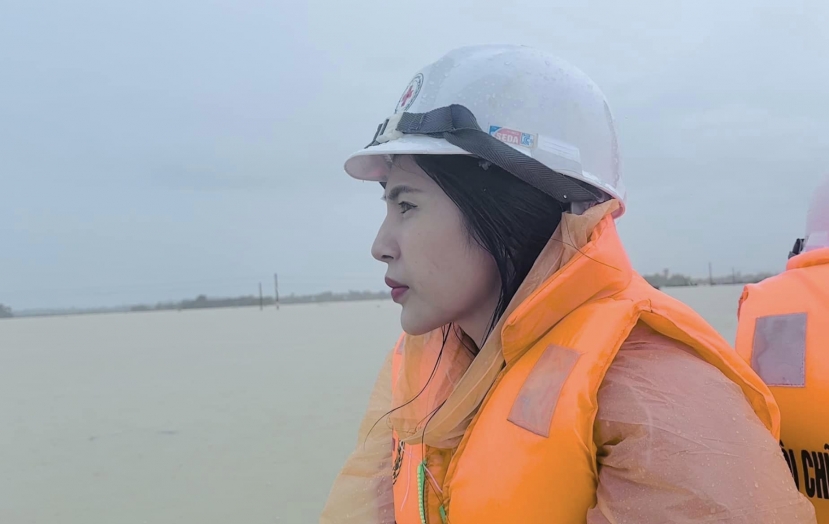 Thủy Tiên lộ diện sau chuyến từ thiện miền Trung, tâm trạng bất ổn vào nửa đêm khiến fan lo lắng - Ảnh 1 Thủy Tiên lộ diện sau chuyến từ thiện miền Trung, tâm trạng bất ổn vào nửa đêm khiến fan lo lắng - Ảnh 1
