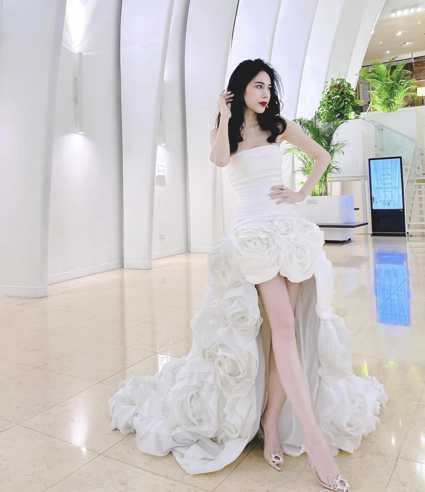 Ngoài những đợt cứu trợ bão lụt, ca sĩ Thủy Tiên duy trì hoạt động hỗ trợ các bà con có hoàn cảnh khó khăn Ngoài những đợt cứu trợ bão lụt, ca sĩ Thủy Tiên duy trì hoạt động hỗ trợ các bà con có hoàn cảnh khó khăn