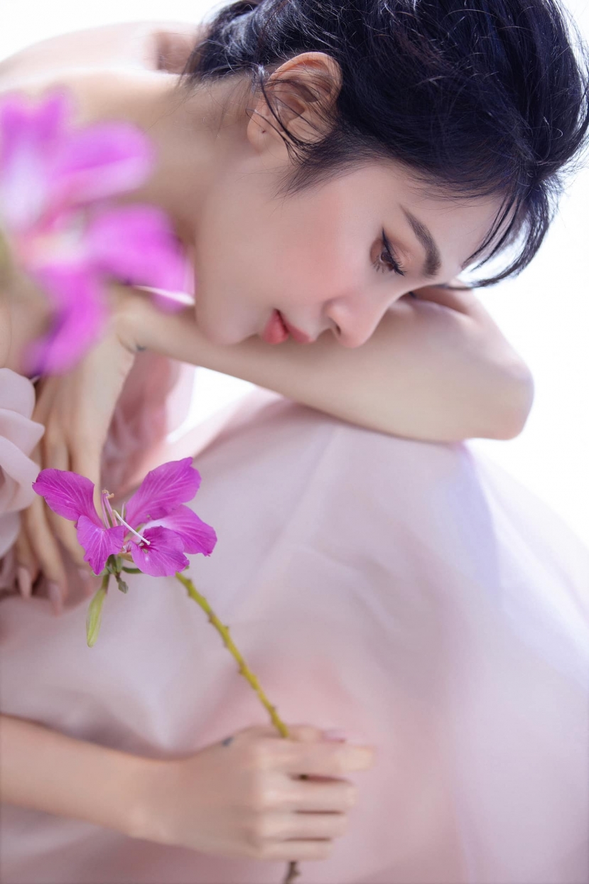 Thủy Tiên đăng tải hình ảnh suy tư vào giữa đêm Thủy Tiên đăng tải hình ảnh suy tư vào giữa đêm