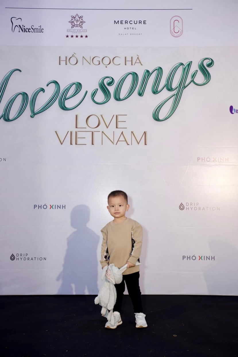Leon nhà Hồ Ngọc Hà được khen ngợi giống như một thánh hài nhí. Còn Lisa trông vô cùng dịu dàng, bé được khen ngợi thừa hưởng nhiều nét đẹp giống mẹ (Ảnh: FBNV) Leon nhà Hồ Ngọc Hà được khen ngợi giống như một thánh hài nhí. Còn Lisa trông vô cùng dịu dàng, bé được khen ngợi thừa hưởng nhiều nét đẹp giống mẹ (Ảnh: FBNV)