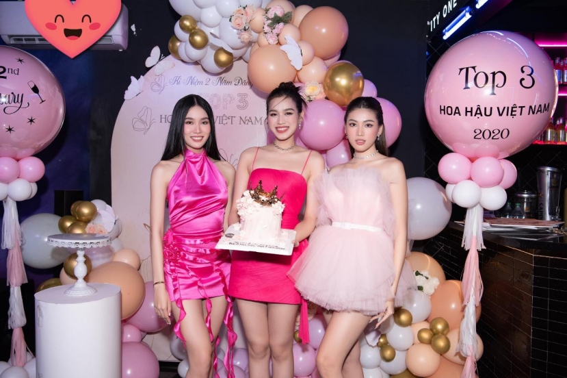 Hội ngộ cùng 2 Á hậu tại sự kiện kỷ niệm 2 năm đăng quang, Đỗ Thị Hà gây ấn tượng bởi nhan sắc nhẹ nhàng Hội ngộ cùng 2 Á hậu tại sự kiện kỷ niệm 2 năm đăng quang, Đỗ Thị Hà gây ấn tượng bởi nhan sắc nhẹ nhàng