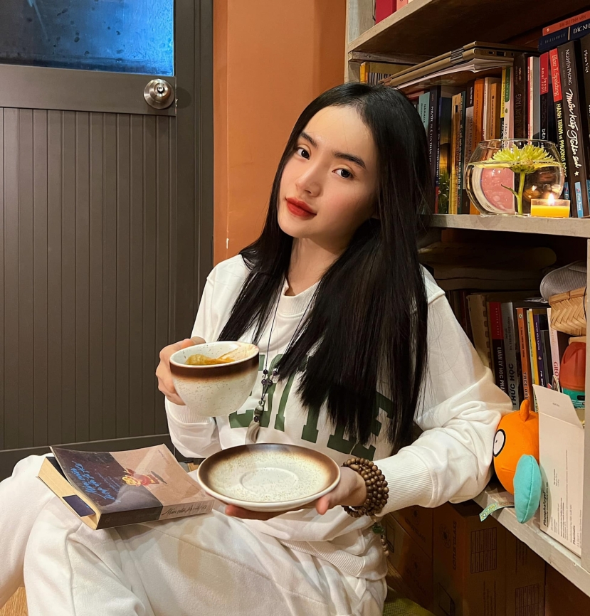 Phương Trang thường xuyên cùng Angela Phương Trinh đi chùa, tu học Phương Trang thường xuyên cùng Angela Phương Trinh đi chùa, tu học
