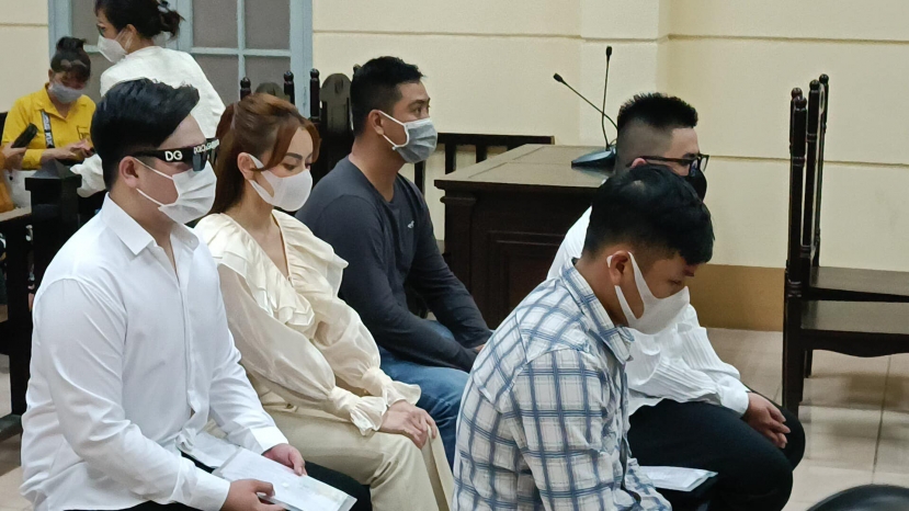 Dân mạng cảm thấy khó hiểu khi Trang Nemo và đồng phạm ra tòa mà như trình diễn thời trang. Dân mạng cảm thấy khó hiểu khi Trang Nemo và đồng phạm ra tòa mà như trình diễn thời trang.