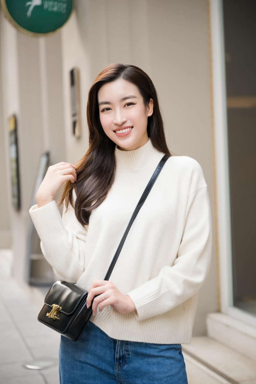 Túi đeo vai tối giản của Đỗ Mỹ Linh có giá 60 triệu đồng thuộc thương hiệu Celine Túi đeo vai tối giản của Đỗ Mỹ Linh có giá 60 triệu đồng thuộc thương hiệu Celine