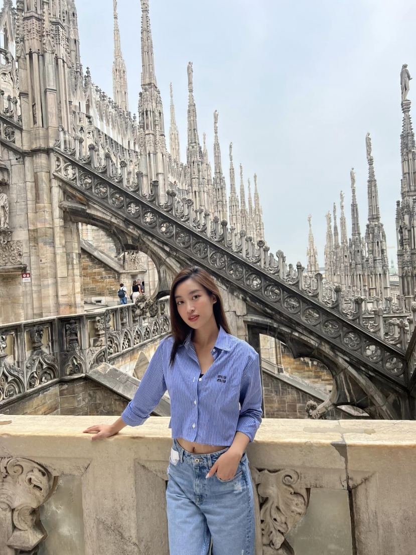 Đỗ Mỹ Linh diện áo sơ mi được bán với giá khoảng 20 triệu đồng Đỗ Mỹ Linh diện áo sơ mi được bán với giá khoảng 20 triệu đồng