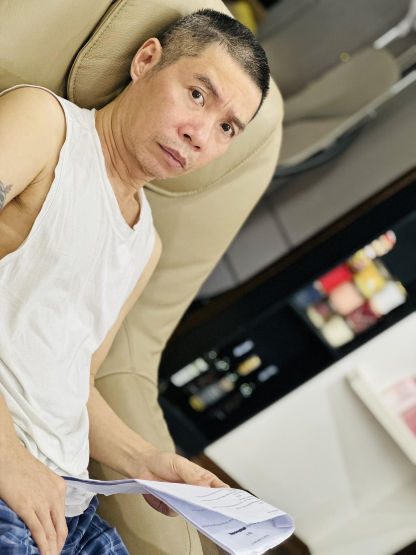 Chứng kiến khoảnh khắc Công Lý cặm cụi đọc kỹ kịch bản, Ngọc Hà 'vừa mừng, vừa tủi'. Ảnh: FBNV Chứng kiến khoảnh khắc Công Lý cặm cụi đọc kỹ kịch bản, Ngọc Hà 'vừa mừng, vừa tủi'. Ảnh: FBNV