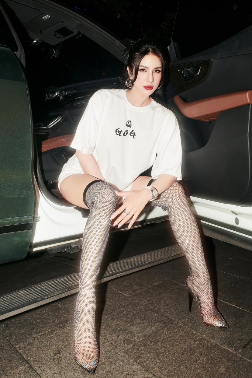 Diệp Lâm Anh thường xuyên trưng diện áo phông mix cùng quần short khoe đôi chân dài cực phẩm Diệp Lâm Anh thường xuyên trưng diện áo phông mix cùng quần short khoe đôi chân dài cực phẩm