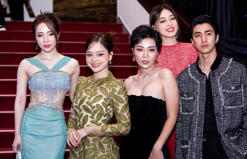 Phương Nga - Bình An chung khung hình với dàn mỹ nhân đình đám. Cặp đôi 'đánh dấu chủ quyền' khi diện trang phục đồng điệu. Ảnh: Ngôi Sao Phương Nga - Bình An chung khung hình với dàn mỹ nhân đình đám. Cặp đôi 'đánh dấu chủ quyền' khi diện trang phục đồng điệu. Ảnh: Ngôi Sao