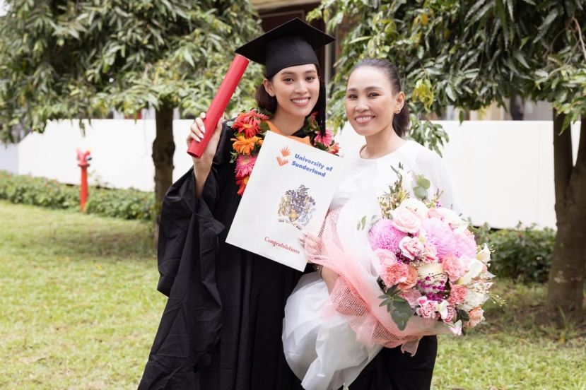 Tiểu Vy luôn có mẹ đồng hành trong các sự kiện quan trọng Tiểu Vy luôn có mẹ đồng hành trong các sự kiện quan trọng