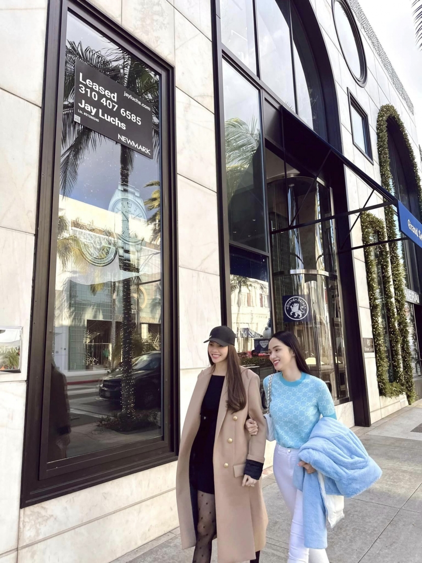 Hương Giang chia sẻ loạt ảnh cùng Hồ Ngọc Hà và đồng nghiệp đi dạo phố tại Mỹ Hương Giang chia sẻ loạt ảnh cùng Hồ Ngọc Hà và đồng nghiệp đi dạo phố tại Mỹ