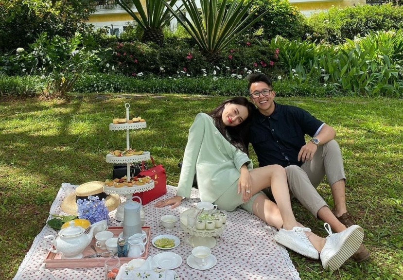 2 năm quen nhau, cặp đôi gắn bó mặn nồng, song hành từ công việc đến cuộc sống 2 năm quen nhau, cặp đôi gắn bó mặn nồng, song hành từ công việc đến cuộc sống