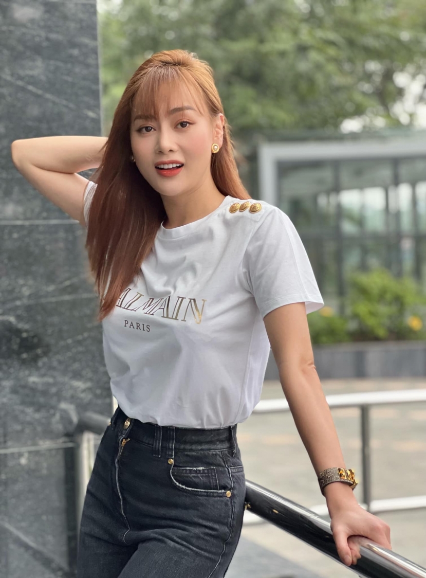 Công thức lên đồ đơn giản nhưng giúp Phương Oanh trẻ trung, năng động. Ảnh: FBNV Công thức lên đồ đơn giản nhưng giúp Phương Oanh trẻ trung, năng động. Ảnh: FBNV