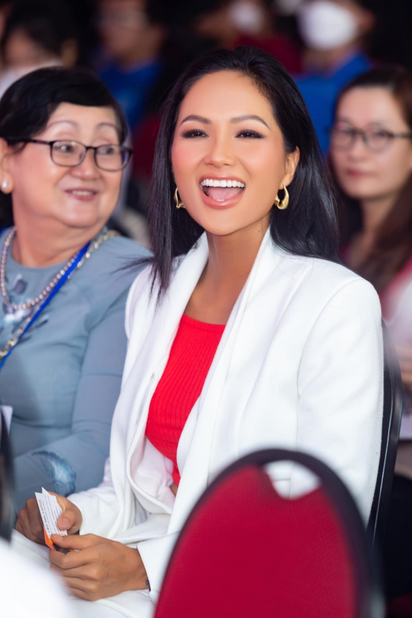 H'Hen Niê thường phải đối mặt với những bình luận hối 'chống lầy' từ người hâm mộ H'Hen Niê thường phải đối mặt với những bình luận hối 'chống lầy' từ người hâm mộ