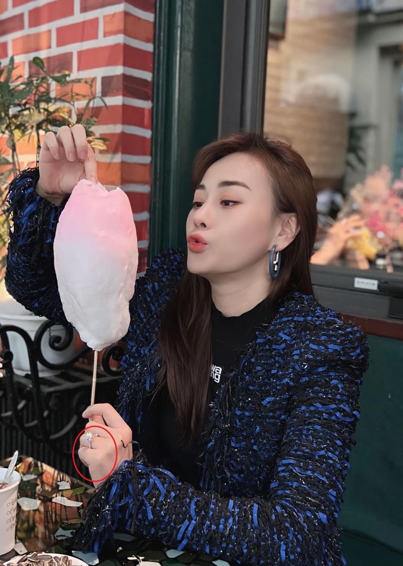 Sau công khai hẹn hò Shark Bình, Phương Oanh đeo nhẫn kim cương ở ngón áp úp Sau công khai hẹn hò Shark Bình, Phương Oanh đeo nhẫn kim cương ở ngón áp úp