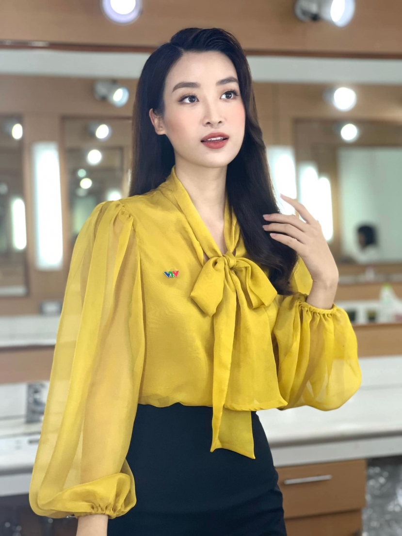 Đỗ Mỹ Linh chọn bản phối áo tay bồng kết hợp với chân váy cạp cao Đỗ Mỹ Linh chọn bản phối áo tay bồng kết hợp với chân váy cạp cao