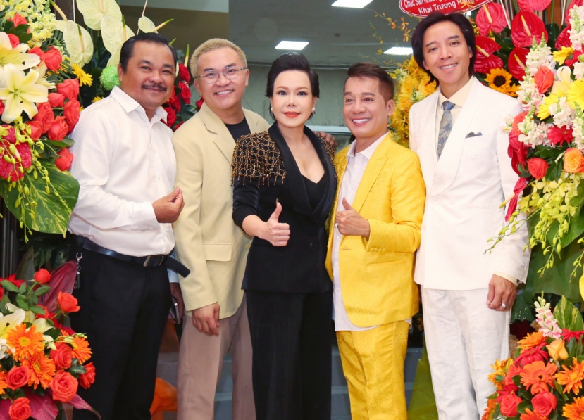 Nhiều sao Việt đến chúc mừng Việt Hương thực hiện được dự án mà bao năm trời ấp ủ Nhiều sao Việt đến chúc mừng Việt Hương thực hiện được dự án mà bao năm trời ấp ủ