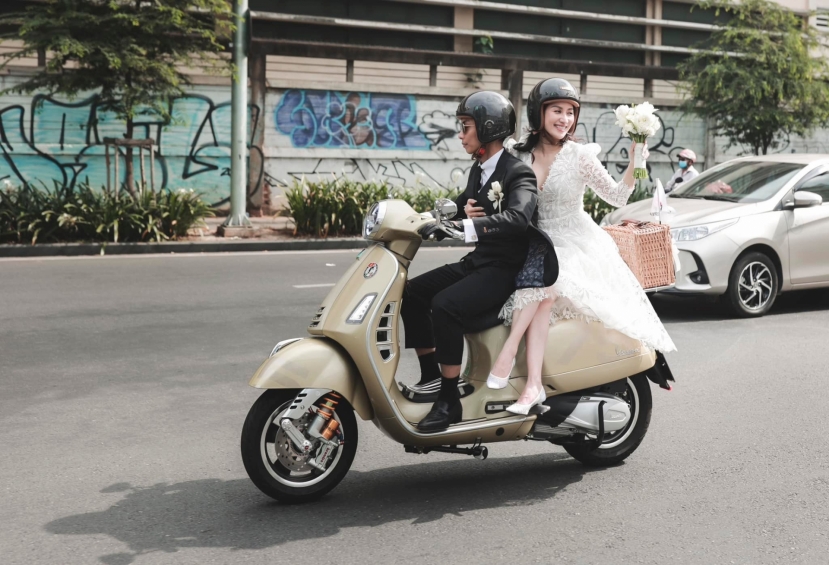 CHÙM ẢNH: Đám cưới siêu lầy lội của Khánh Thi - Phan Hiển, dàn khách mời đồng loạt nói lời 'gan ruột' - Ảnh 8 CHÙM ẢNH: Đám cưới siêu lầy lội của Khánh Thi - Phan Hiển, dàn khách mời đồng loạt nói lời 'gan ruột' - Ảnh 8