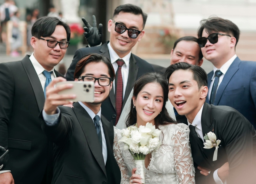 CHÙM ẢNH: Đám cưới siêu lầy lội của Khánh Thi - Phan Hiển, dàn khách mời đồng loạt nói lời 'gan ruột' - Ảnh 5 CHÙM ẢNH: Đám cưới siêu lầy lội của Khánh Thi - Phan Hiển, dàn khách mời đồng loạt nói lời 'gan ruột' - Ảnh 5