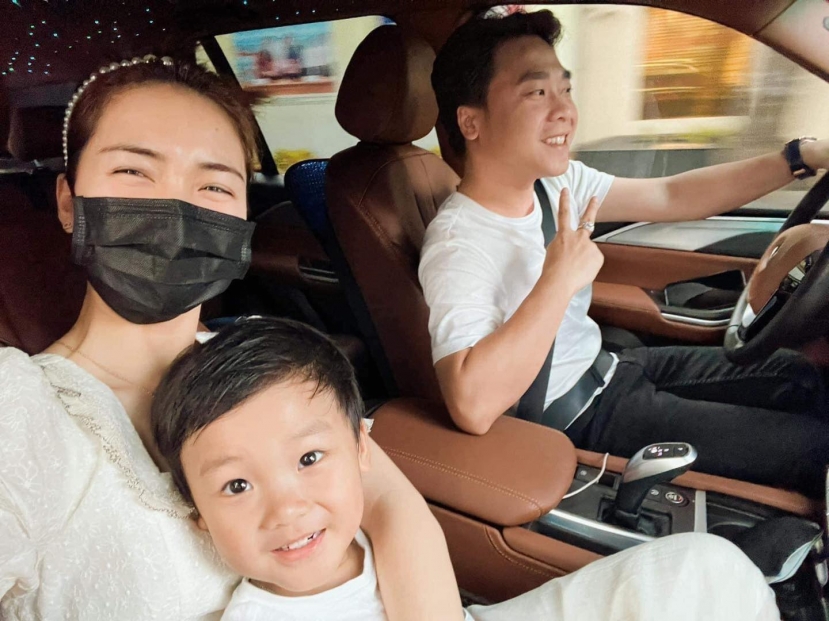 Hòa Minzy - Minh Hải vẫn giữ mối quan hệ tốt đẹp sau chia tay, xem nhau như những người bạn để chăm sóc bé Bo Hòa Minzy - Minh Hải vẫn giữ mối quan hệ tốt đẹp sau chia tay, xem nhau như những người bạn để chăm sóc bé Bo