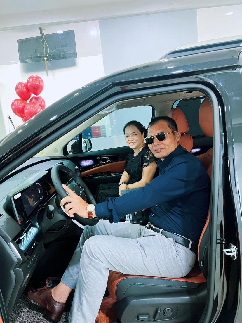 Bố mẹ Hòa Minzy hạnh phúc khi được con gái tặng xe mới Bố mẹ Hòa Minzy hạnh phúc khi được con gái tặng xe mới