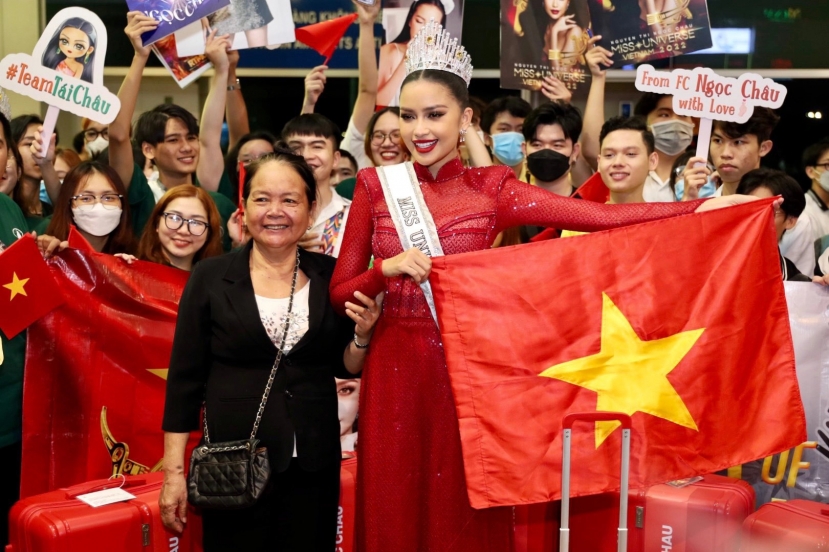Mẹ Ngọc Châu truyền vía may mắn cho con gái trước khi con lên đường thi Miss Universe 2022 Mẹ Ngọc Châu truyền vía may mắn cho con gái trước khi con lên đường thi Miss Universe 2022