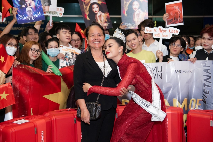 Ngọc Châu lên đường thi Miss Universe 2022: Chuẩn chiến binh nghìn máu, người tiễn chân đông như nêm Ngọc Châu lên đường thi Miss Universe 2022: Chuẩn chiến binh nghìn máu, người tiễn chân đông như nêm