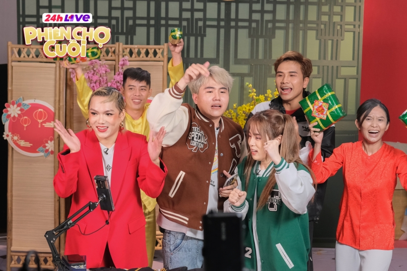 Đỉnh cao “chốt đơn” Phạm Thoại, 2000 chiếc áo sold out trong 1 nốt nhạc trong 24h Live Phiên Chợ Cuối đến thời điểm này - Ảnh 2 Đỉnh cao “chốt đơn” Phạm Thoại, 2000 chiếc áo sold out trong 1 nốt nhạc trong 24h Live Phiên Chợ Cuối đến thời điểm này - Ảnh 2