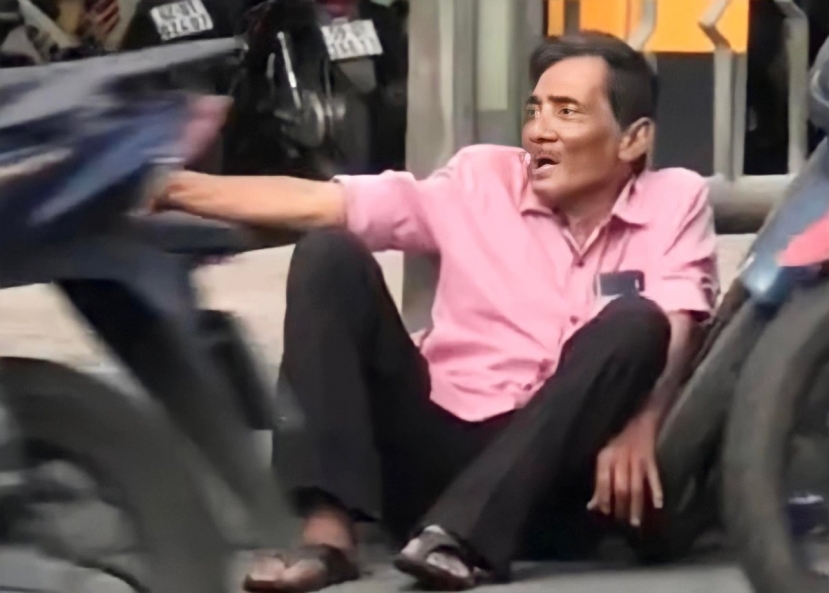Thương Tín ngồi ở vệ đường khiến nhiều người không khỏi xót xa (Ảnh: Internet) Thương Tín ngồi ở vệ đường khiến nhiều người không khỏi xót xa (Ảnh: Internet)
