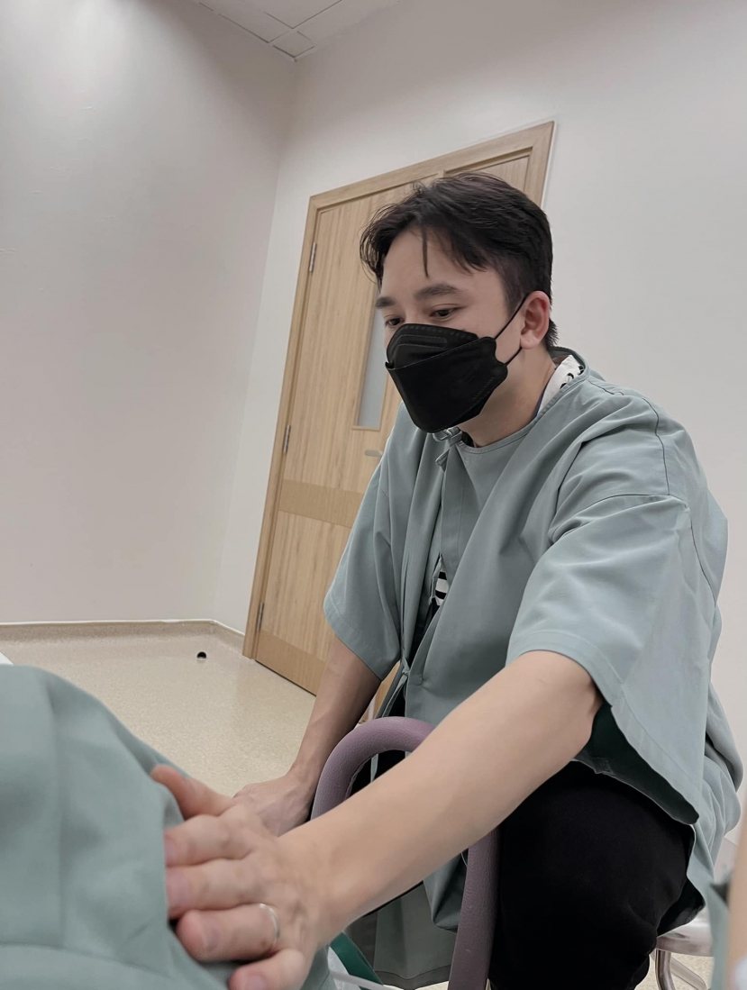 Phan Mạnh Quỳnh luôn túc trực bên vợ Phan Mạnh Quỳnh luôn túc trực bên vợ