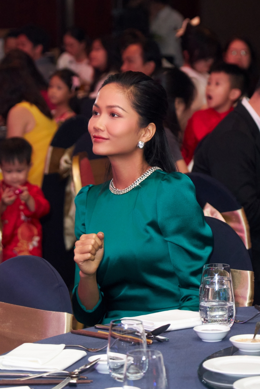 Người hâm mộ H'Hen Niê mong muốn câu chuyện tình cảm của cô sẽ có cái kết đẹp. Ảnh: Facebook H'Hen Niê Người hâm mộ H'Hen Niê mong muốn câu chuyện tình cảm của cô sẽ có cái kết đẹp. Ảnh: Facebook H'Hen Niê