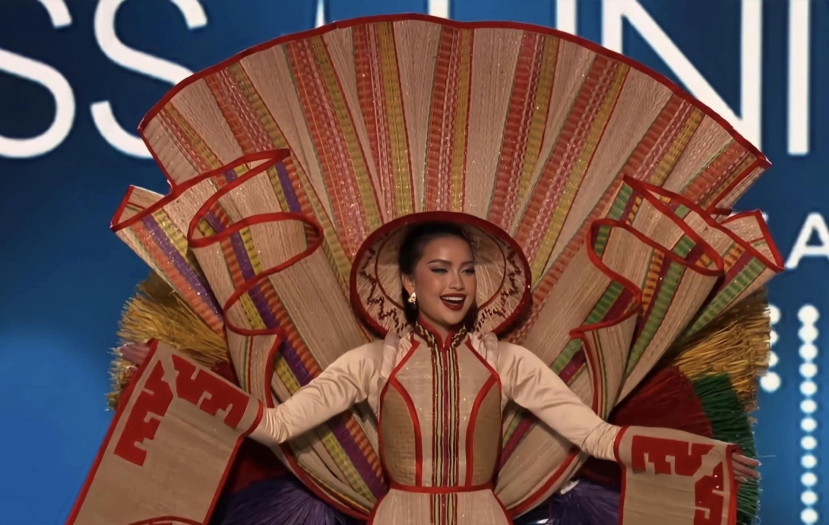 Ngọc Châu rạng rỡ trong trang phục dân tộc 'Chiếu Cà Mau' tại bán kết Miss Universe 2022. Ảnh: FBNV Ngọc Châu rạng rỡ trong trang phục dân tộc 'Chiếu Cà Mau' tại bán kết Miss Universe 2022. Ảnh: FBNV