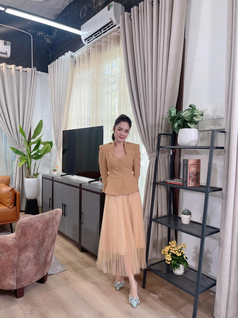 Dương Cẩm Lynh không dám ăn mặc quá đẹp ra ngoài vì sợ người ta sẽ bình phẩm Dương Cẩm Lynh không dám ăn mặc quá đẹp ra ngoài vì sợ người ta sẽ bình phẩm