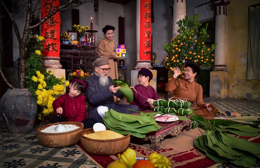 Xông đất, xông nhà hay còn gọi là đạp đất là tục lệ lâu đời ở Việt Nam Xông đất, xông nhà hay còn gọi là đạp đất là tục lệ lâu đời ở Việt Nam