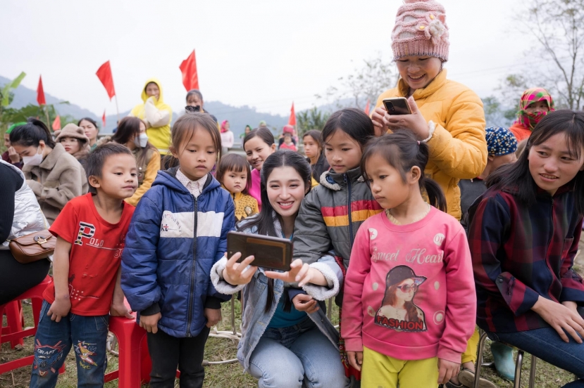 Phương Nhi thường xuyên có những hoạt động đóng góp cho cộng đồng Phương Nhi thường xuyên có những hoạt động đóng góp cho cộng đồng