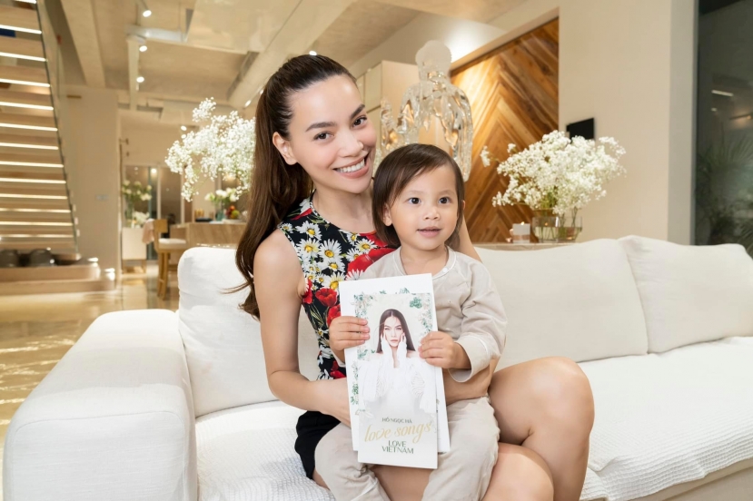 Lisa sở hữu lượng 'fan' đông đảo bởi nhan sắc xinh đẹp giống hệt mẹ cùng tính cách đáng yêu Lisa sở hữu lượng 'fan' đông đảo bởi nhan sắc xinh đẹp giống hệt mẹ cùng tính cách đáng yêu
