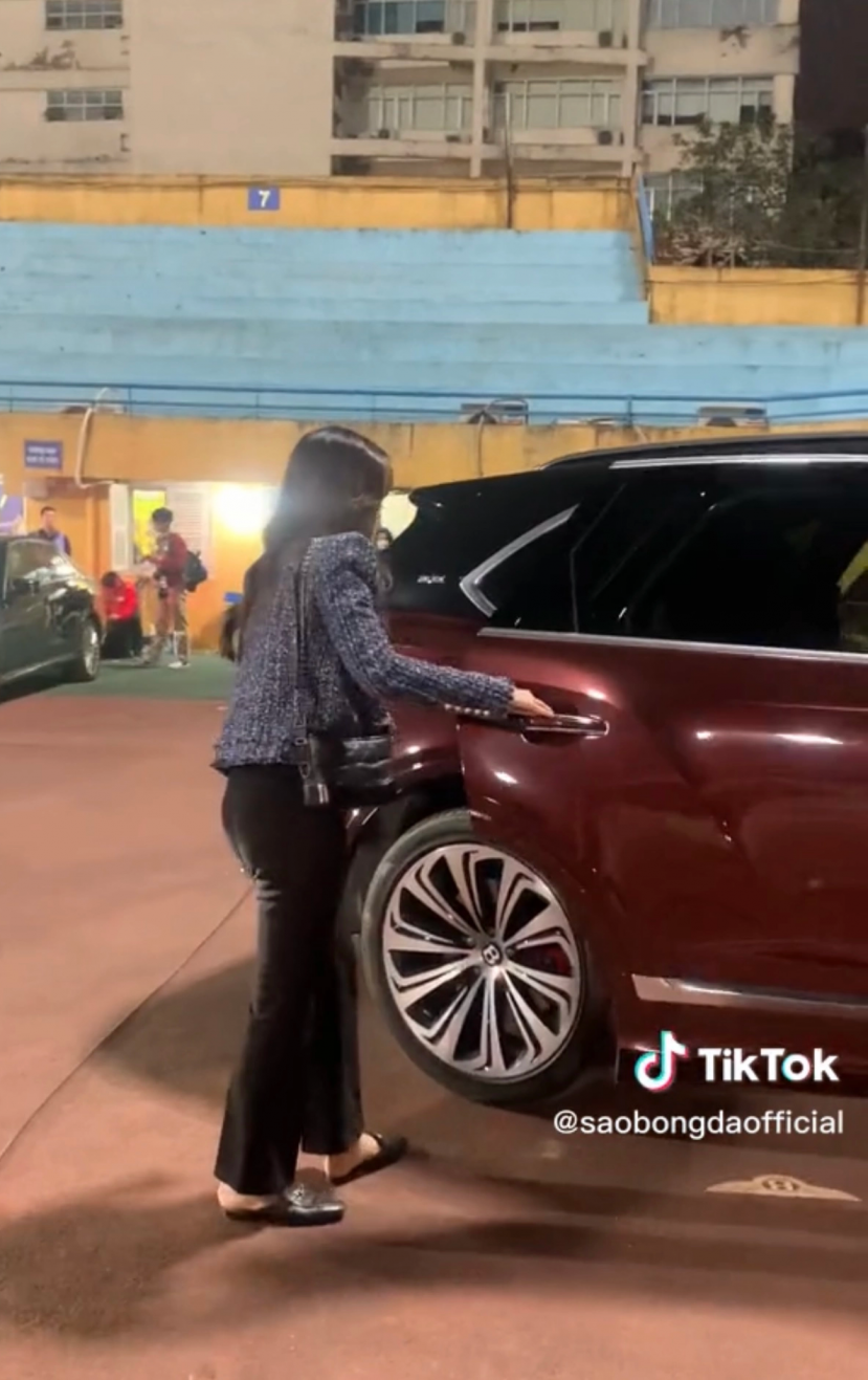 Đỗ Mỹ Linh tự tay mở cửa xe khi ra về Đỗ Mỹ Linh tự tay mở cửa xe khi ra về