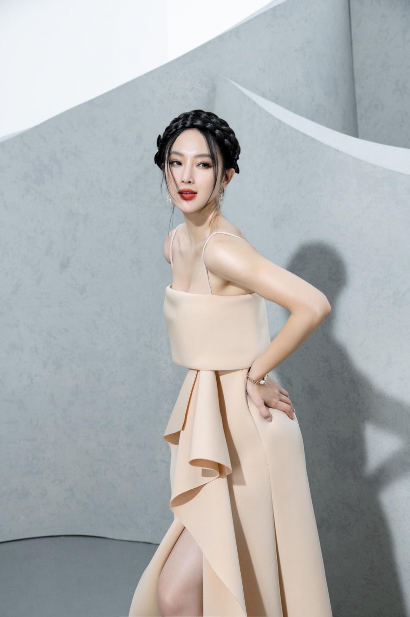 Angela Phương Trinh giữ vững cho mình danh xưng 'nữ hoàng thảm đỏ' Angela Phương Trinh giữ vững cho mình danh xưng 'nữ hoàng thảm đỏ'