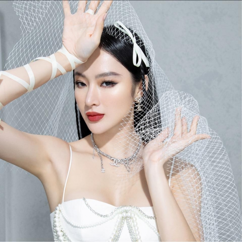 Angela Phương Trinh ngày càng nhuận sắc sau thời gian 'ở ẩn' để tu tập Angela Phương Trinh ngày càng nhuận sắc sau thời gian 'ở ẩn' để tu tập
