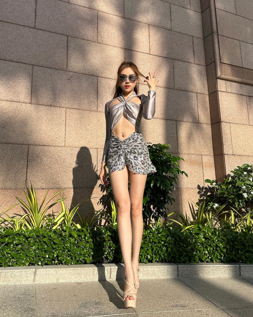 Người đẹp khoe khéo lợi thế thông qua cách ăn mặc Người đẹp khoe khéo lợi thế thông qua cách ăn mặc