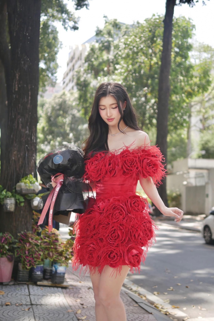 Phương Nhi ngọt ngào xuống phố, lưng trần trắng 'phát sáng' mới gây chú ý - Ảnh 3 Phương Nhi ngọt ngào xuống phố, lưng trần trắng 'phát sáng' mới gây chú ý - Ảnh 3