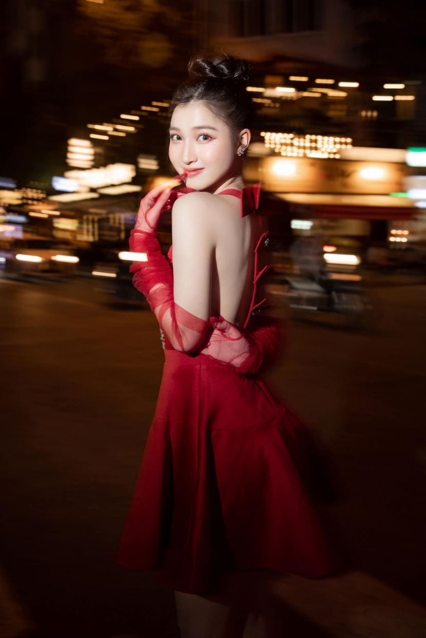 Phương Nhi khoe lưng trần trắng Phương Nhi khoe lưng trần trắng