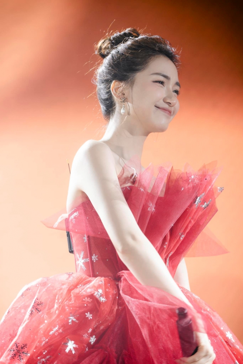 Sau khi chia tay thiếu gia Minh Hải, Hoà Minzy tự mình chăm sóc và nuôi nấng con trai Sau khi chia tay thiếu gia Minh Hải, Hoà Minzy tự mình chăm sóc và nuôi nấng con trai
