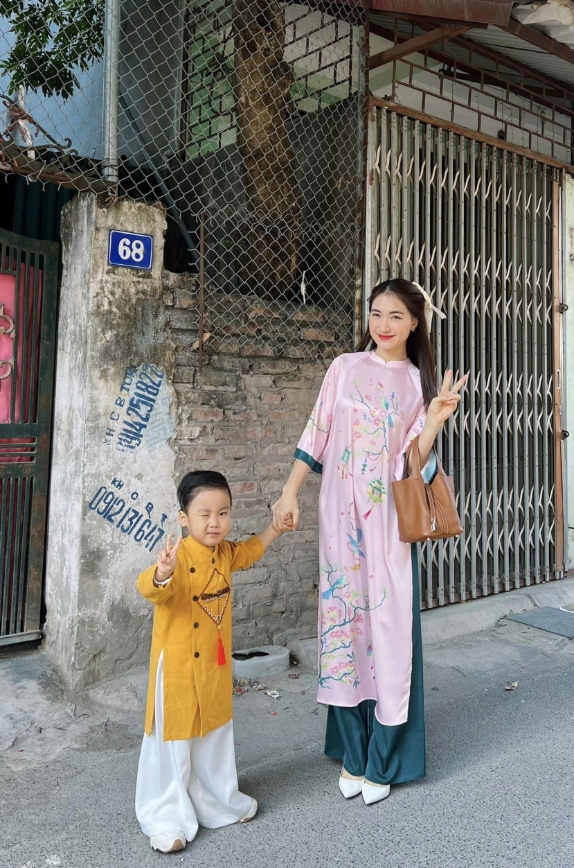 Hòa Minzy tận hưởng cuộc sống hạnh phúc bên quý tử Hòa Minzy tận hưởng cuộc sống hạnh phúc bên quý tử