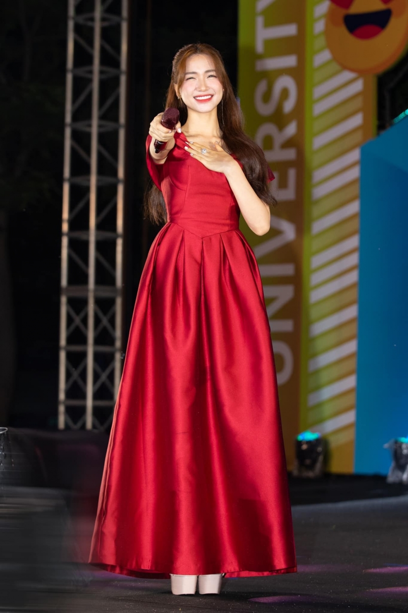 Hòa Minzy luôn thể hiện thái độ sống vô cùng lạc quan vui vẻ, truyền tải năng lượng tích cực Hòa Minzy luôn thể hiện thái độ sống vô cùng lạc quan vui vẻ, truyền tải năng lượng tích cực